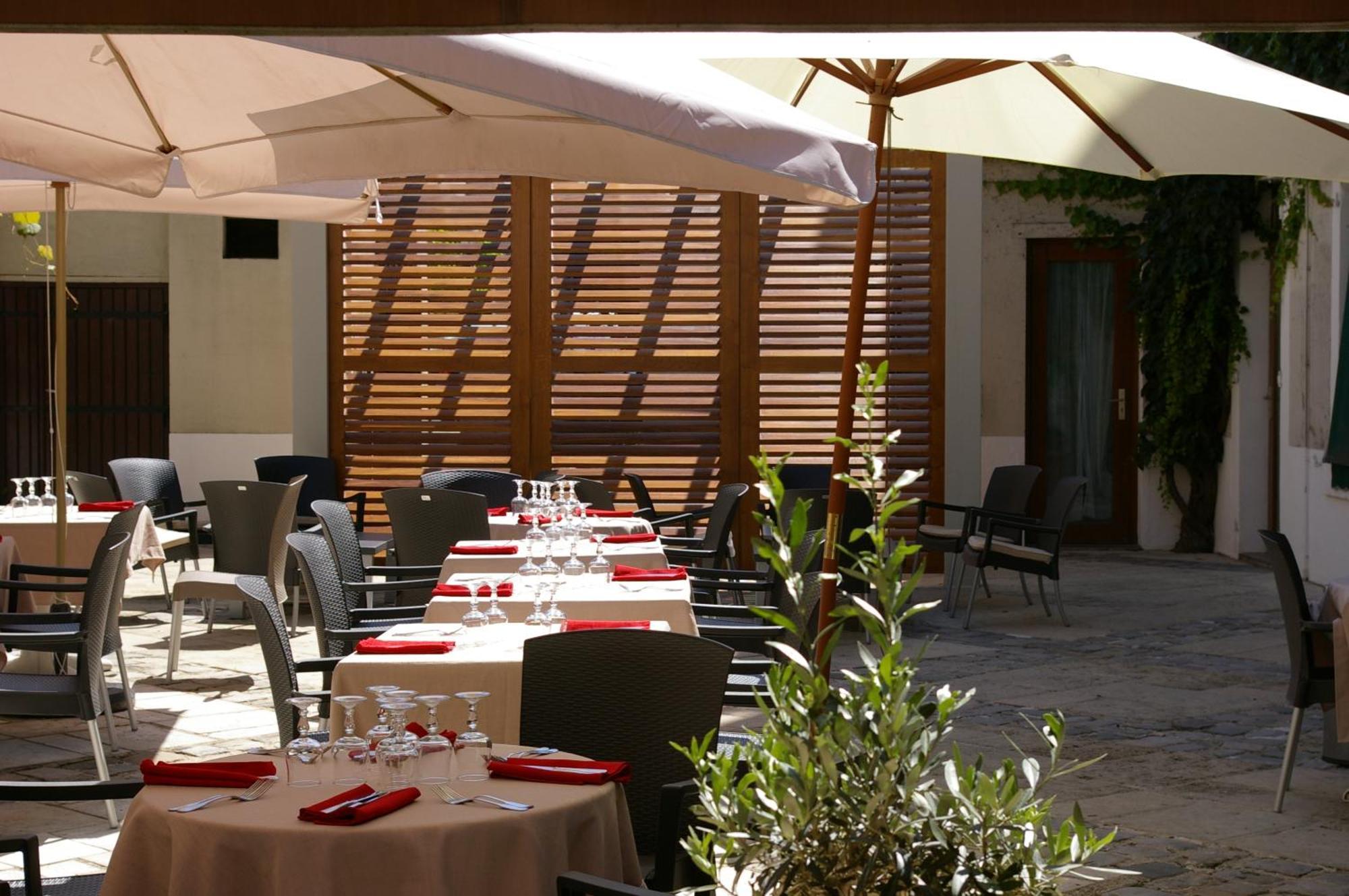 Logis Hotel Le Cheval Noir Argenton Sur Creuse Exterior photo
