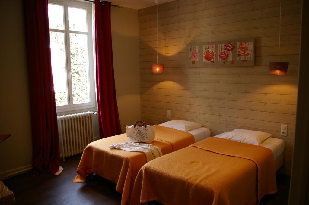 Logis Hotel Le Cheval Noir Argenton Sur Creuse Exterior photo